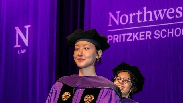 우희준 졸업, 세련된 퍼플 로브와 블랙 벨벳 디테일이 어우러진 스타일링