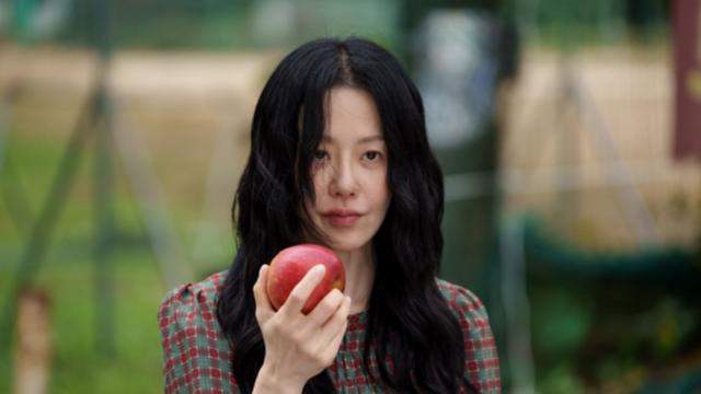 ‘사마귀’ 고현정, 추앙받게 된 이유…빨간사과 들고 의미심장한 눈빛 (사마귀)