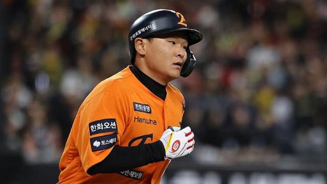 [속보] 한화이글스 김태연, 공에 얼굴 맞아 교체...하영민은 퇴장