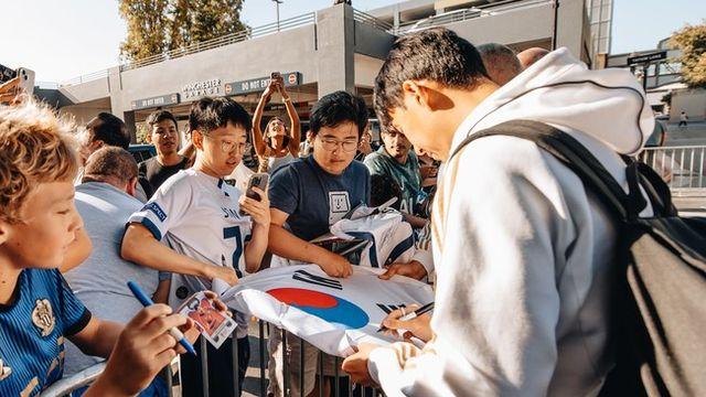 최고의 폼으로 LAFC 돌아온 손흥민, 폭풍 팬 서비스! 태극기에 사인...토트넘 유니폼도 포착