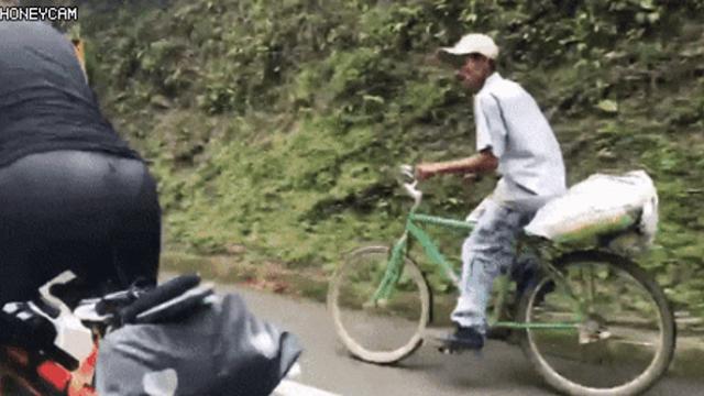 시골에 사는 은둔 고수.
