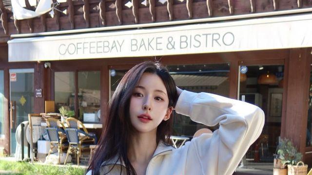 김효쁘, 레드 플리츠 스커트로 완성한 캠퍼스 무드