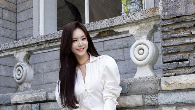우아한 곡선 실루엣, 강예빈의 아이보리 드레스 스타일