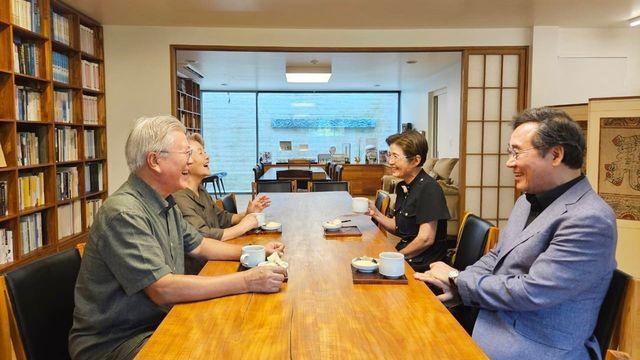 이낙연, 문재인 전 대통령 부부 만나 '활짝 미소' (사진)