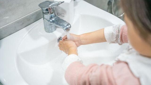 세면대에 소변보는 남성 