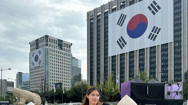 나티, 도심 속 블랙&그레이 스트릿룩으로 트렌디한 여름 스타일 완성