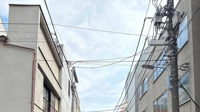 블랙 톱과 와이드 팬츠, 그리고 분홍빛 가방이 어우러진 도심 속 여유—김나희의 길거리 패션이 시선을 끈다