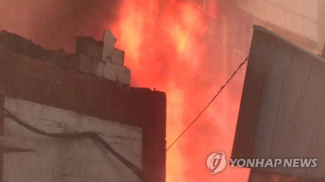 광양 폐자재 창고서 불…소방당국 
