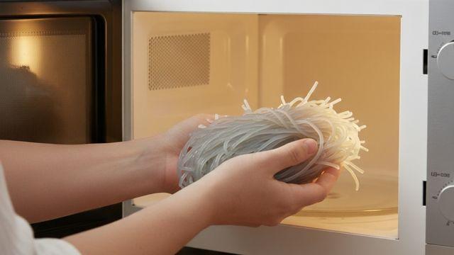 일단 전자레인지에 당면을 넣어보세요…간단하고 맛있어서 가족들도 환호합니다