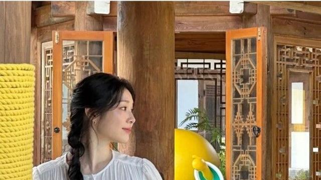 ‘여왕의 귀환’ 김연아, 청순미 넘치는 근황 공개…“경주 가옥에서 힐링”