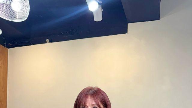 웬디, 크로스 넥 블루 톱으로 가을 무드 장착