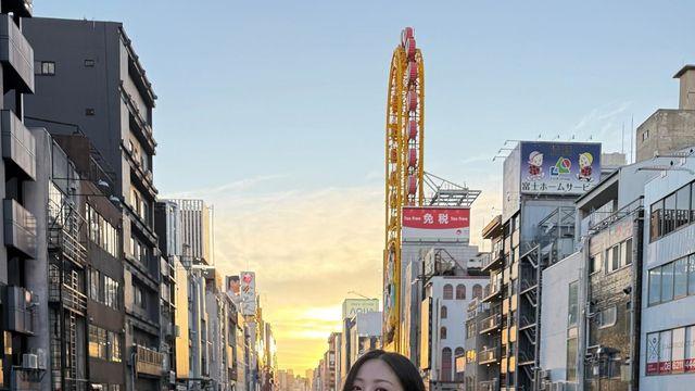 흰, 오사카 노을빛 담은 블루 카디건 룩으로 시선 집중