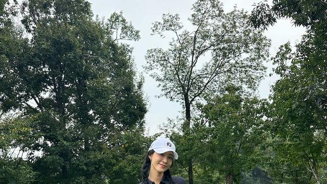 안근영, 네이비 원피스로 완성한 골프 필드의 심플 모던룩