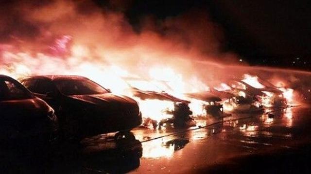 새벽 인천 중고차 야적장 '화재'…車 23대 활활, 사상없어
