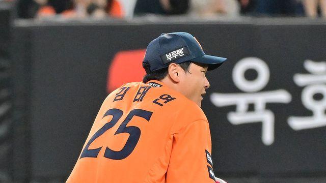140km/h 직구에 얼굴 맞은 김태연, 교체→응급실 이동…하영민 헤드샷 사구 퇴장 [대전 라이브]
