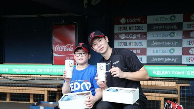 LG 홍창기, 난치병 아동에 사인배트 선물…
