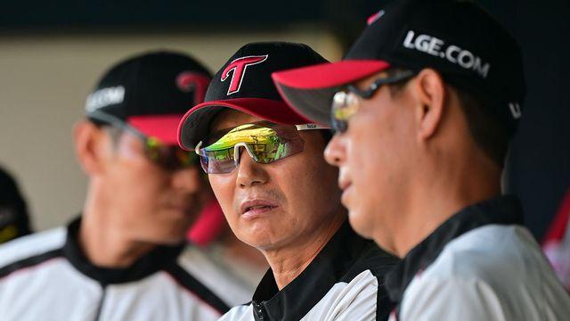 ‘한화와 3.5G 차’ LG, 선발도 불펜 대기한다? 염경엽 감독 “승부처에선 PS 모드로” [잠실 현장]