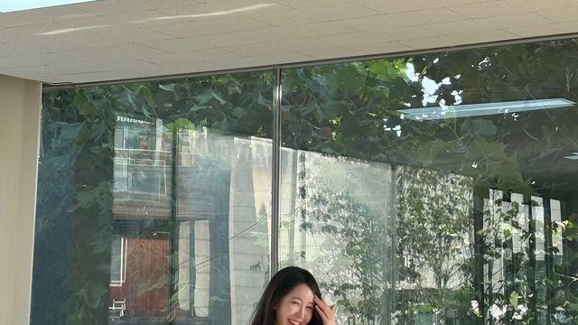 햇살 담은 핑크 블라우스, 이지현 아나운서의 가을 감성 산책룩