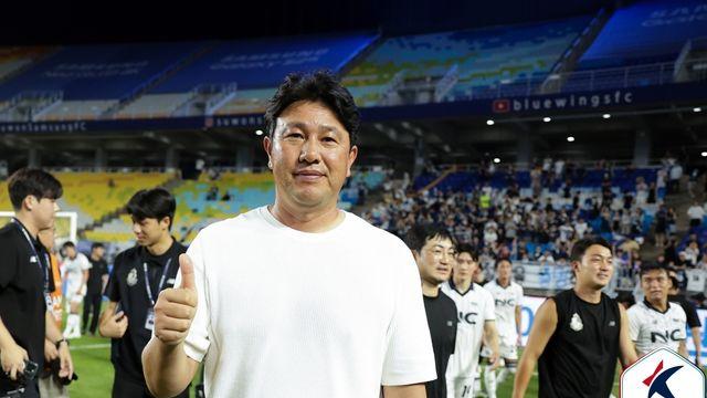 수원 상대 '극강' 서울 이랜드 김도균 감독의 미소 