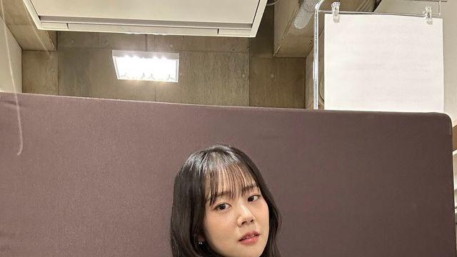 한승연, 로맨틱 블라우스로 전한 ‘First Love’ 감성