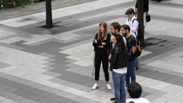 일본 행사에 기겁하는 여행객.