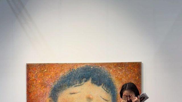 안소희, 전시장에서 빛난 핑크 셔츠와 블랙 스커트의 위트
