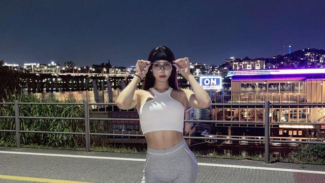 리본 요정에서 야구여왕까지, 신수지의 도심 야간 러닝 패션