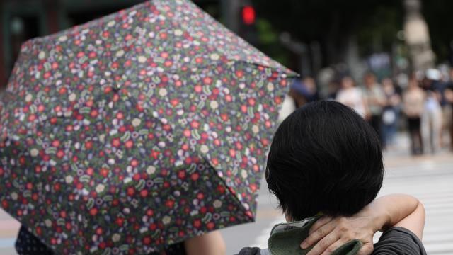 [내일날씨] 낮 최고 32도 늦더위 기승…제주 곳곳 비