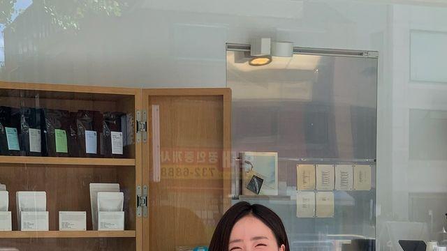 LCK 아나운서이자 기상캐스터 배혜지, 통유리 카페에서 선보인 블랙 앤 화이트 오피스룩