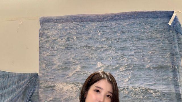 ‘아이유’의 미니멀 화이트 티와 청데님, 담백한 여름 바람을 품다