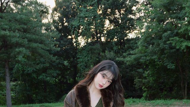 장원영, 가을 분위기 가득한 클래식한 카멜 코트 룩
