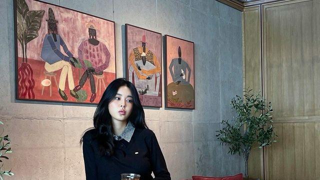 심지영, 가을 감성 가득한 카페룩…블랙 니트와 그레이 팬츠로 시크한 ‘꾸안꾸’ 완성했다