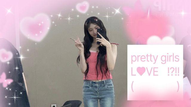 핑크 무드로 물든 ‘이서’, 거울샷 속 플레어 데님과 리본 스트랩이 만든 Y2K 러블리 시그널