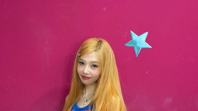 반짝 비주얼 ‘조이’, 비비드 블루&오렌지의 상큼 카리스마… 크롭 저지와 레드 미니스커트로 그린 티키타카 룩 선보이다