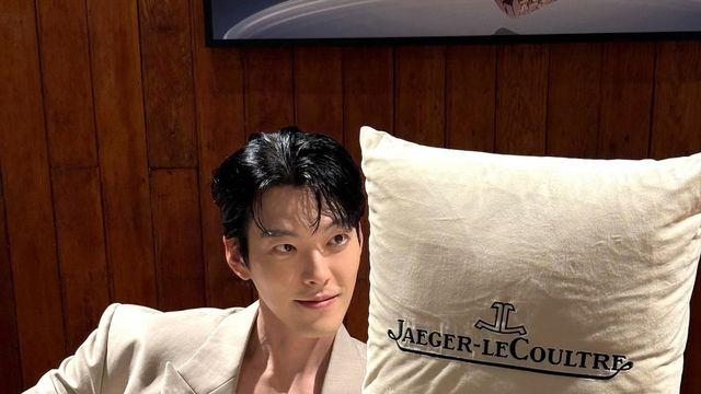 김우빈, 베이지 수트로 완성한 클래식한 매력