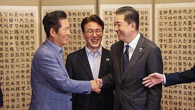 당정대 고위급 휴일 만찬회동…與 '투톱' 환하게 웃으며 악수(종합)