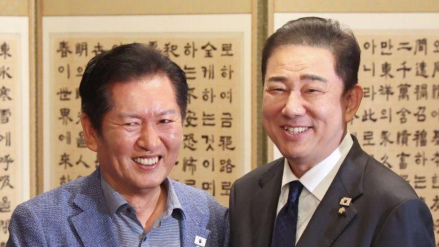 정청래-김병기, 웃으며 악수…
