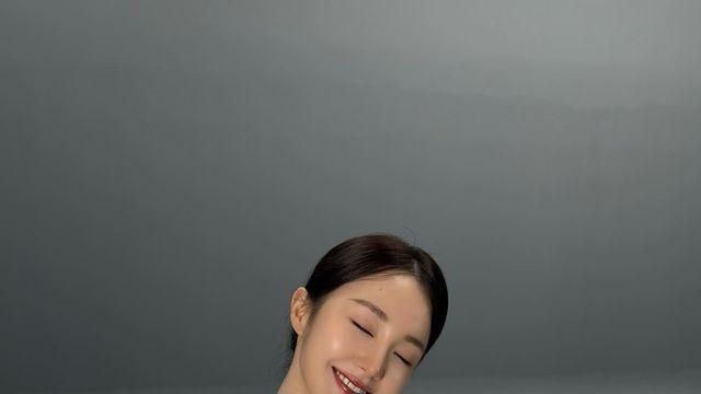 우아 나나, 화이트 룩으로 청량한 여름 스타일 완성