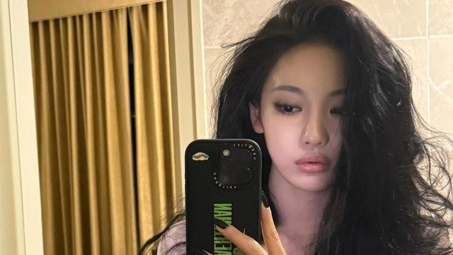 에스파 닝닝, 핑크 셔츠 원피스로 청초한 네추럴 글램 완성