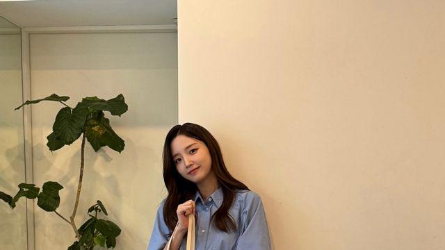 조명진, 오버핏 블루 셔츠와 블랙 와이드 팬츠로 담백한 모던 시티룩 선보인다