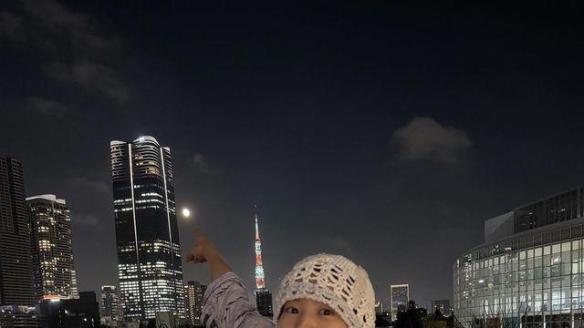 무드 장인 이설, 보라 드로잉 셔츠와 크로셰 비니로 완성한 도심 야간 감성