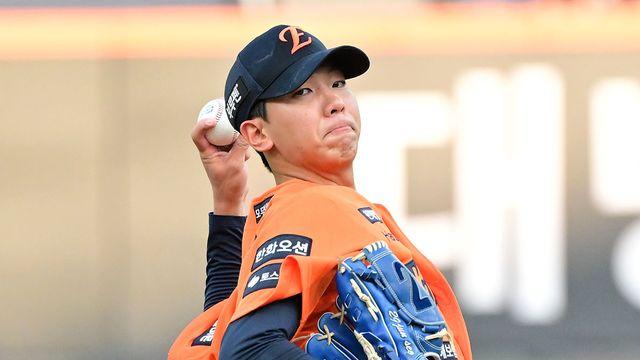 '불펜 이동' 한화 황준서, 최고구속 147km/h 긍정적→⅓이닝 2실점은 보완 필요  [대전 현장]