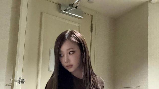 지젤, 캐주얼한 티셔츠와 블랙 쇼츠로 완성한 여름 패션