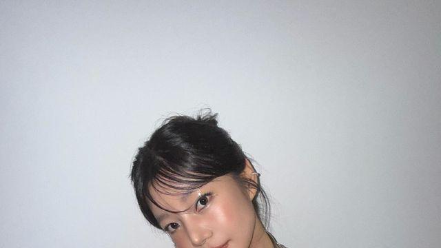 디홀릭 메인보컬 ’추화정‘의 블랙 시크 레슨, 슬리브리스 한 장으로 만드는 여름 데이트 룩