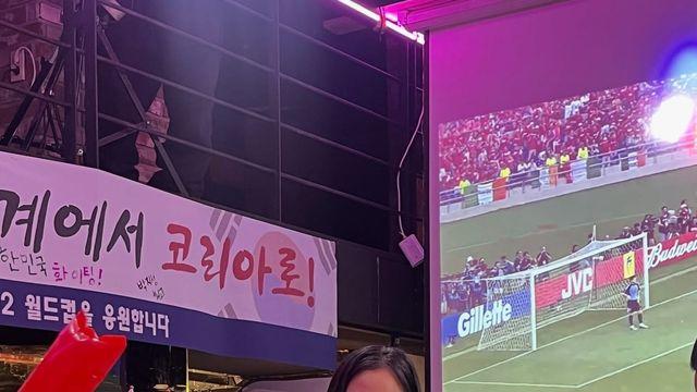 김고은, ‘Be The Reds!’ 레드 티셔츠로 스포티 응원룩 완성