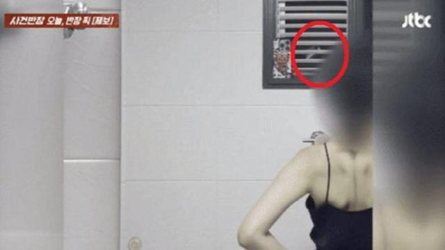 “샤워하려다 소름”…화장실 창문 틈 낯선 휴대전화가