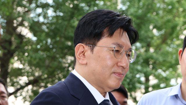 ‘부정거래 의혹’ 방시혁, 경찰 첫 조사 14시간… 묵묵부답 귀가
