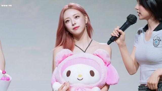 분홍 머리 있지 유나