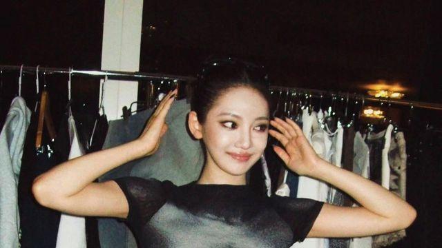뉴욕 감성 담은 닝닝, 블랙 시스루 드레스와 롱부츠로 압도적 존재감