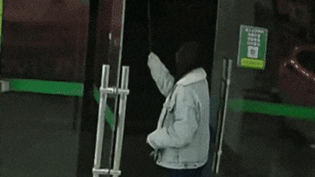 마감하는데 급습한 야생 동물.